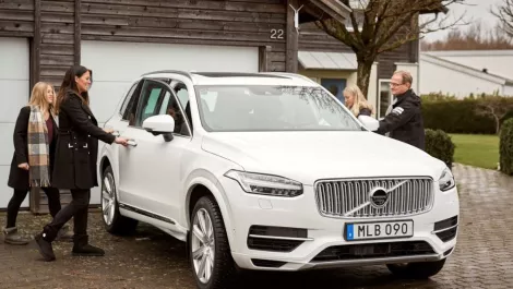 Volvo lets 100 families to test fully autonomous vehicles