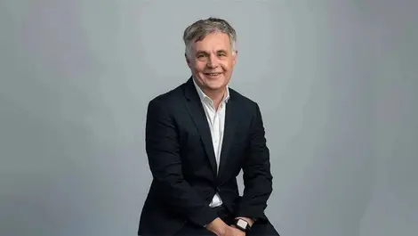 Optus CEO apologises after four people died during network outage